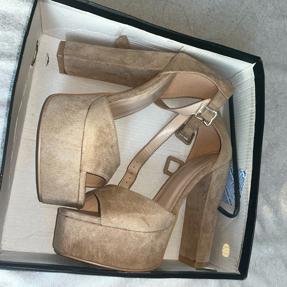 Beige tan suede pretty little thing heel chunk size 7 never worn